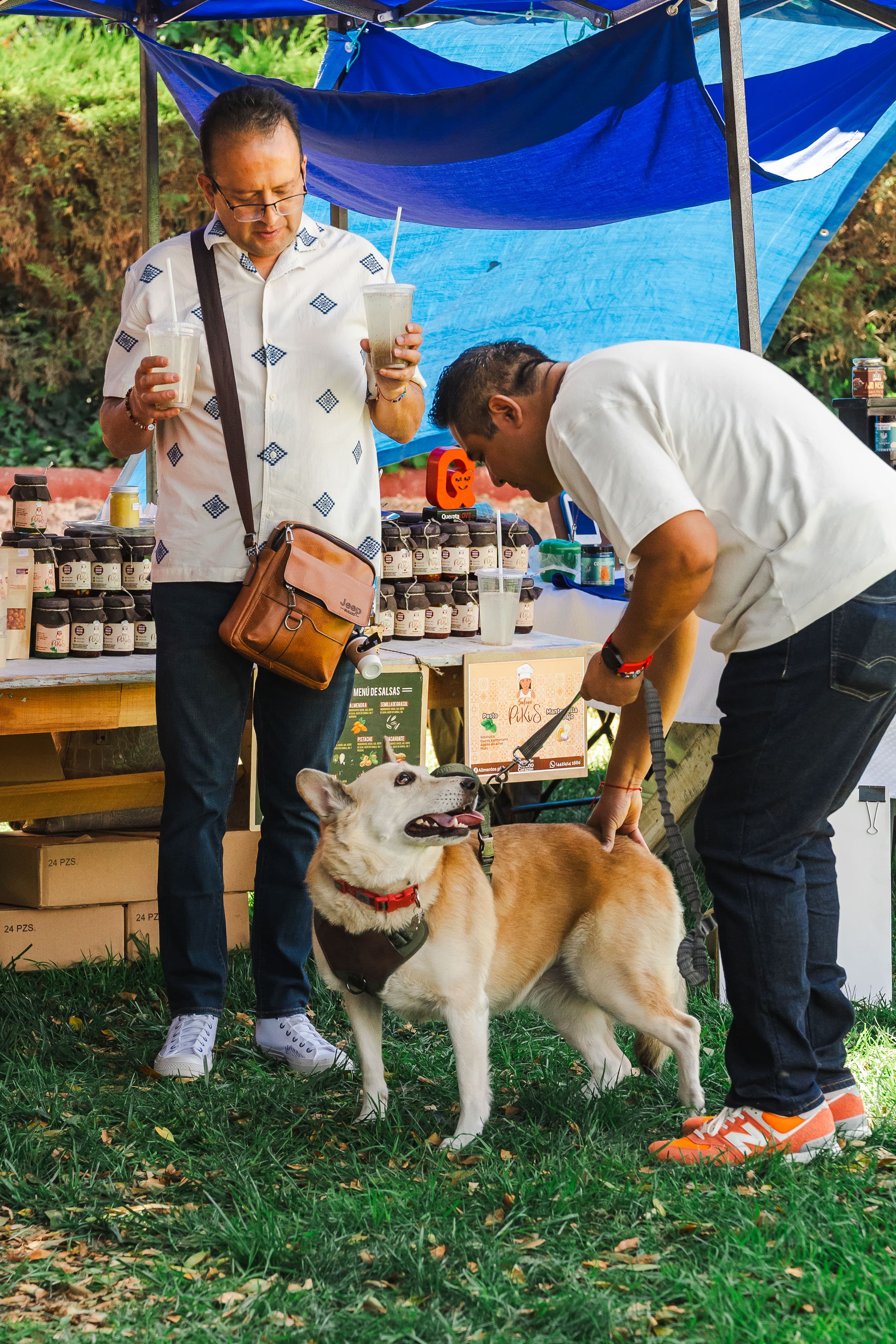 Mascota disfrutando el mercadito